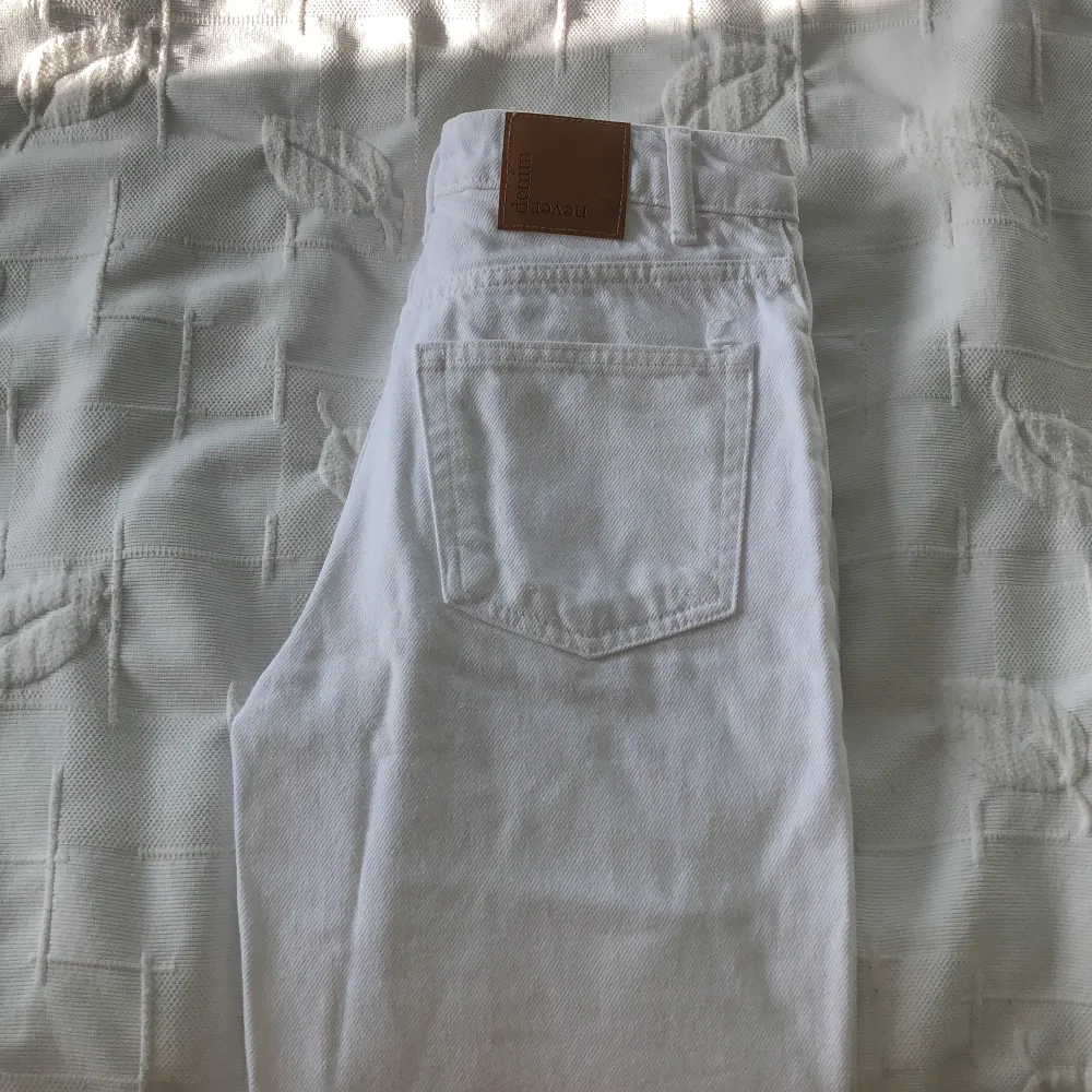Säljer dessa vita midrise jeans ifrån bikbok då dem inte passar. Jättefint skick och inte mycket använda💗. Jeans & Byxor.