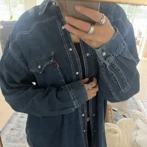 Säljer nu denna blåa Levi’s jeansjacka då den är lite för stor för mig, men passar super om man vill ha den lite oversize. Pris kan diskuteras!💕