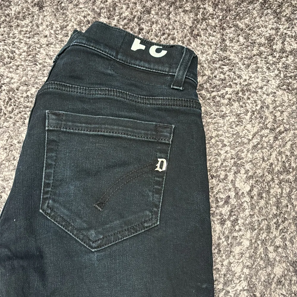Tjena! Säljer nu dessa tvär snygga och eftertraktade dondup jeans i storlek 31, modellen George. Skicket är 9/10 och det är bara att höra av sig vid frågor och funderingar! . Jeans & Byxor.