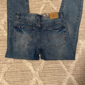 Abercrombie & Fitch jeans  - Säljer ett par skinny midwaist Abercrombie & Fitch jeans med design på bakfickorna i modell 1809, aldrig använda pågrund av att dem e för små. Väldigt fina, som helt nya💕