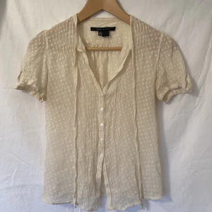 Vit blus  - Supervacker vit blus från zara. Kragen har två snören som man kan knyta! jättebra skick utan defekter🌷