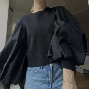 Ballongärmad svart tröja - Tröja från H&M med stora vida armar. Mudd i armslutet. 