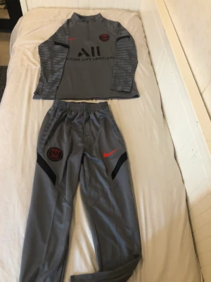 Tracksuit  - Helt ny grå PSG-tracksuit i storlek S till salu! Perfekt skick, perfekt för PSG-fans! ⚽️🤝 Intresserad? Skicka mig ett meddelande!