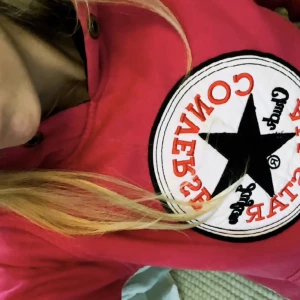 Converse hoodie - Säljer denna populära rosa Converse hoodien. Inget snöre till luvan men annars i bra skick😇 köpare står för frakt💗