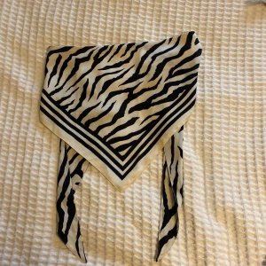 Scarf topp - Zebra möstrad topp i svart och vitt. Knytning baktill.