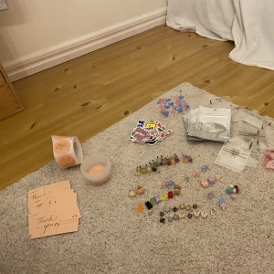 Berlocker !! LÄS HELA BESKRIVNIGEN -  Designa dina egna smycken med hjälp av dessa berlocker. De finns även örhängen som redan är gjorda. De finns thank you stickers och samma lappar. DE FINNS ETT TILL UPPLÄGG MED RESTEN AV SAKERNA. Eftersom man bra kan lägga upp 3 bilder av något på plick