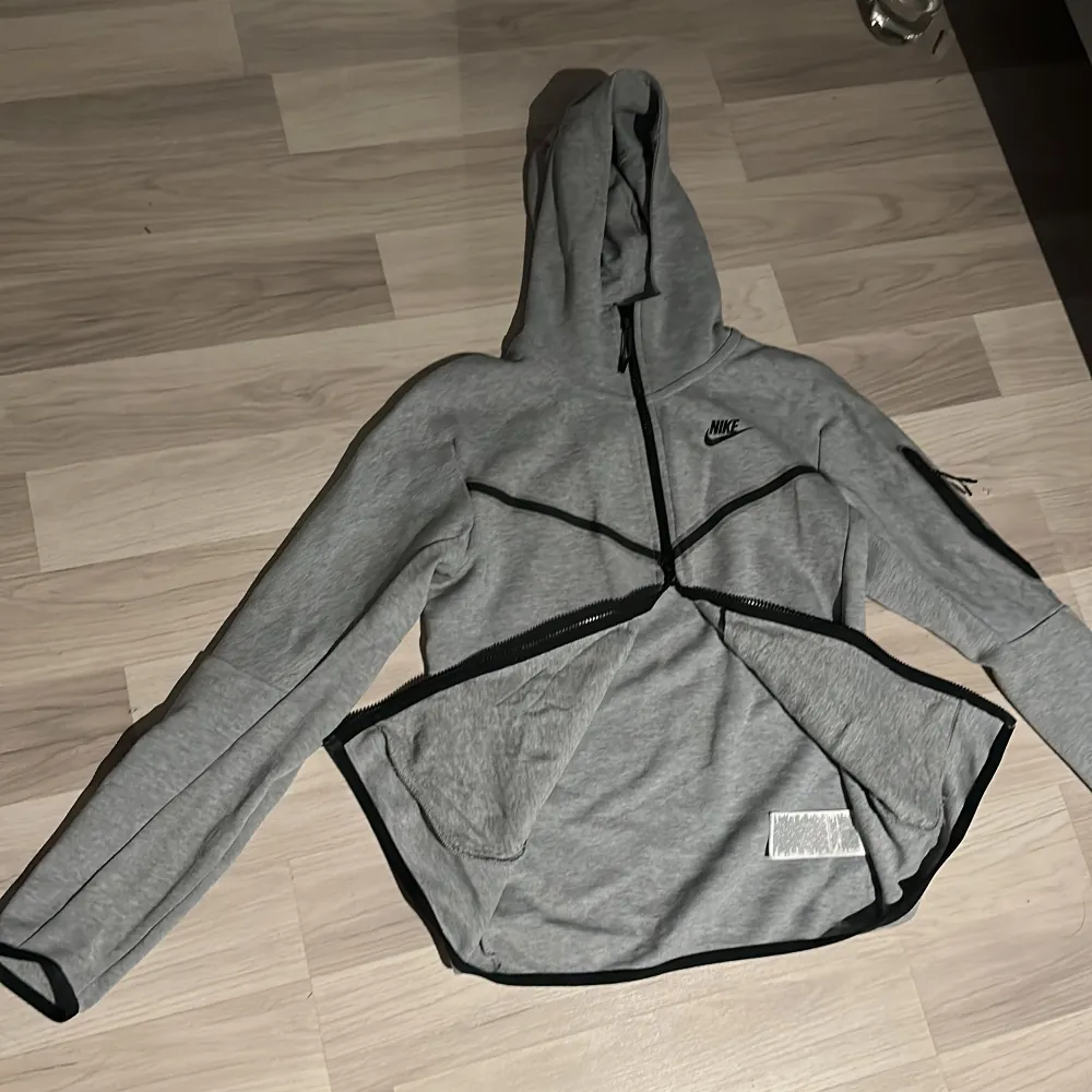 10/10 skick använd några gånger passar till många byxor. Hoodies.