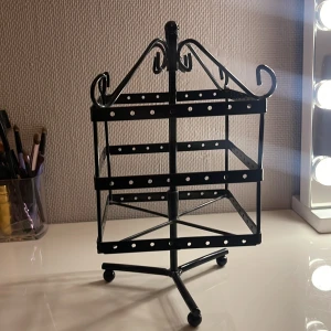 Smyckeshållare - Säljer min smyckes hållare då jag har en ny den är i perfekt skick utan några defekter jag kan se 