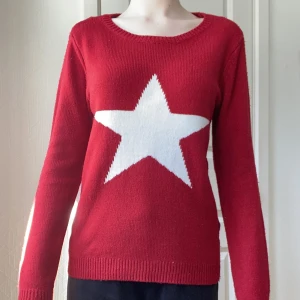 Röd stickad tröja - Röd cool tröja med stjärna⭐️Sitter snyggt. Lite nopprig på vissa ställen, men den syns inte när man har på sig den! Perfekt inför hösten och vintern⚡️