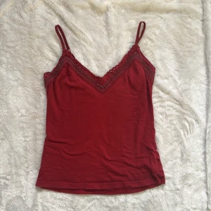 Rött linne - Rött linne med detaljer och justerbara band. I storlek M. ❤️❤️