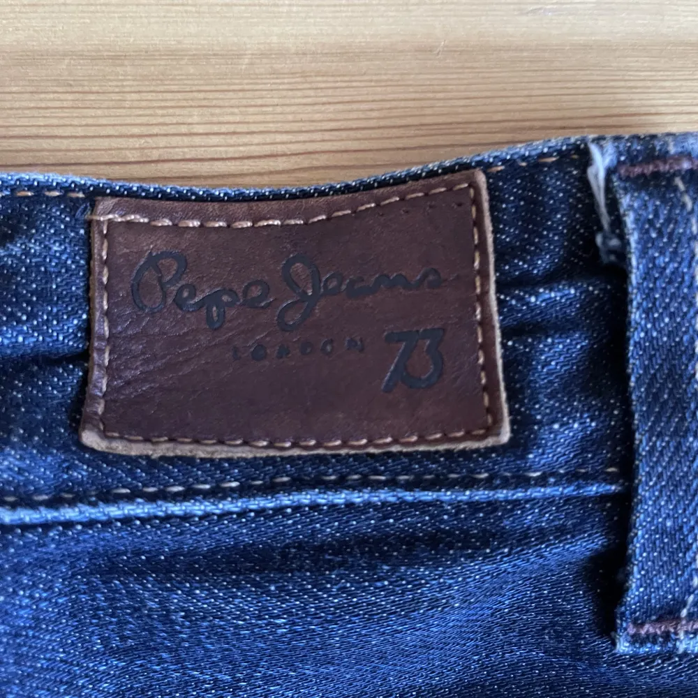 Mörkblå jeans, hyfsat lågmidjade men inte överdrivet, säljes pga lite för små för mig och långa för mig som är 167 cm Passar XS. Jeans & Byxor.