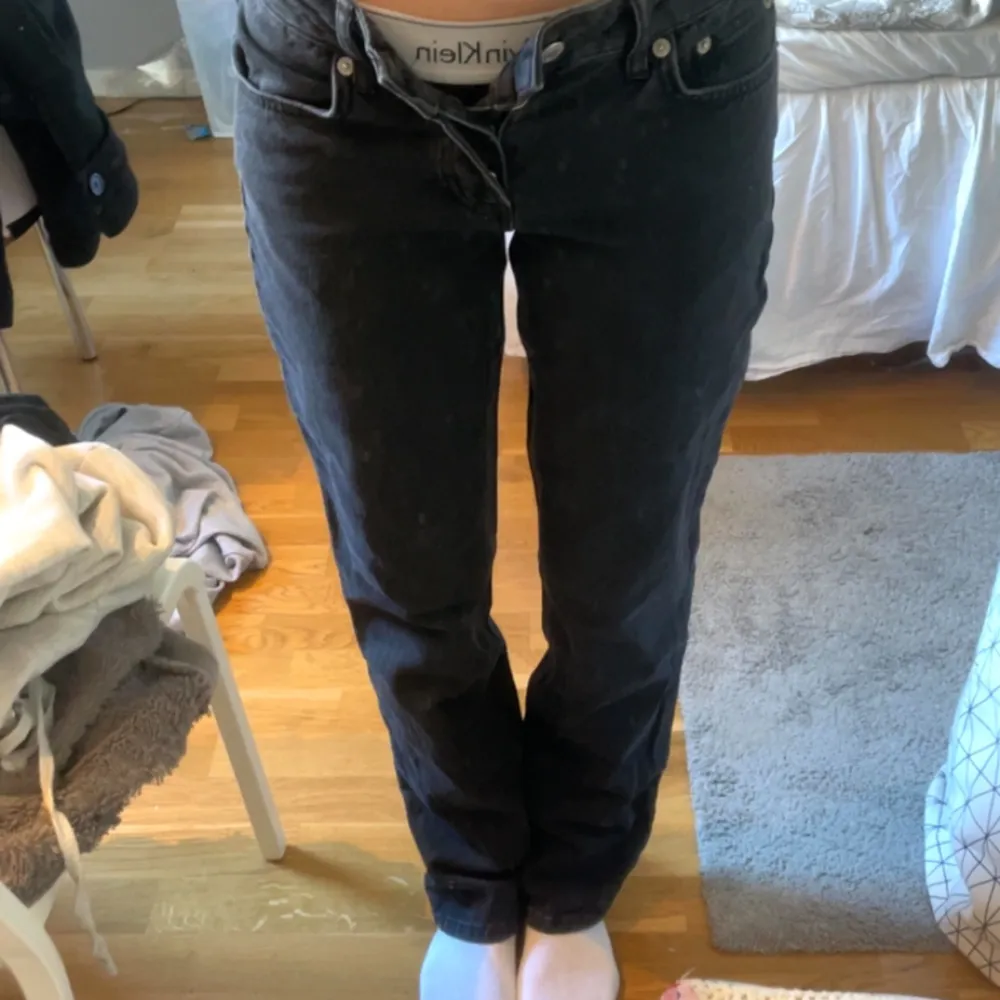 Svarta Lågmidjade jeans från lager 157, säljer för dem har blivit för små. Jeans & Byxor.
