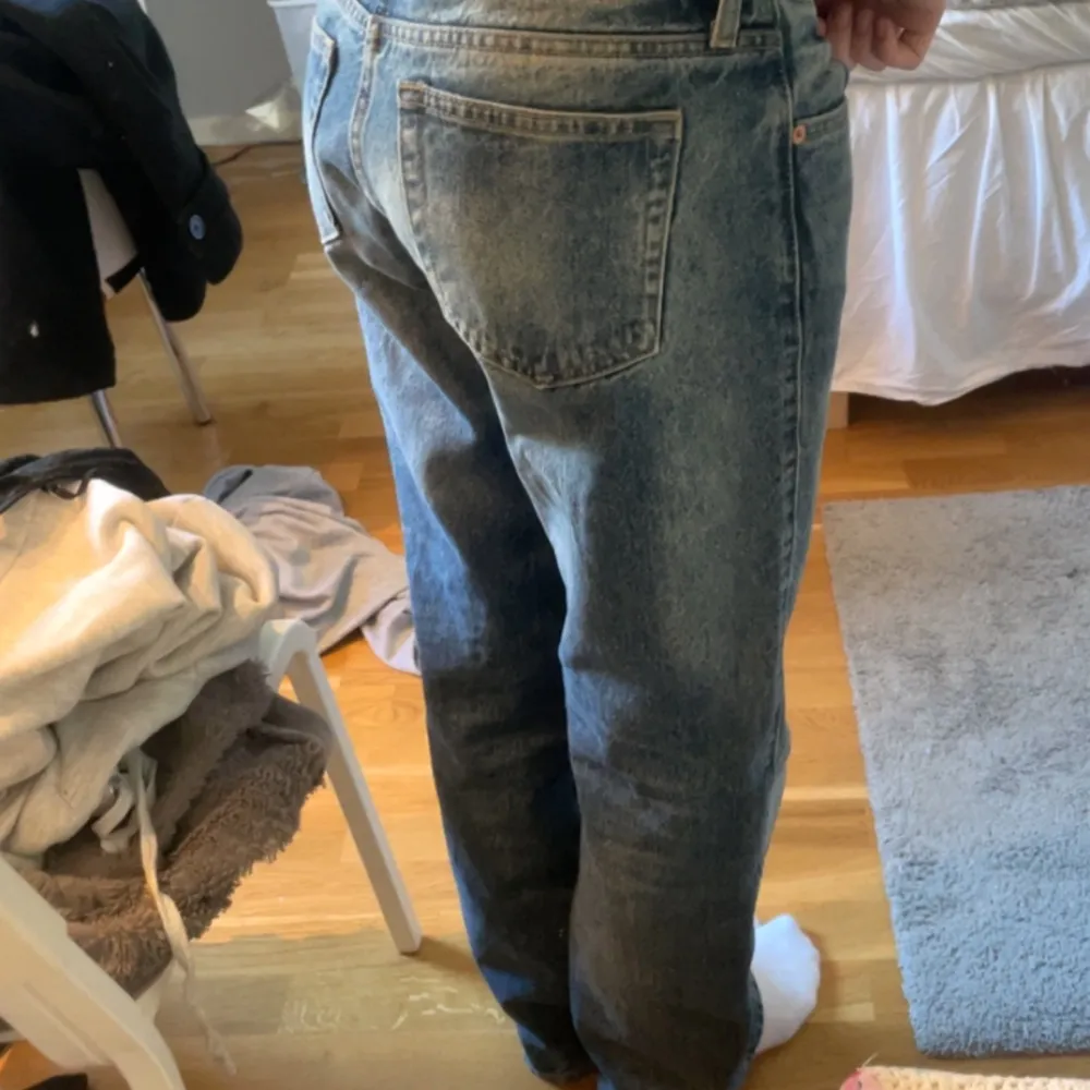 Arrow low straight jeans från weekday, den är i väldigt fint skick eftersom de knappt är använder för köpte för stor storlek . Jeans & Byxor.