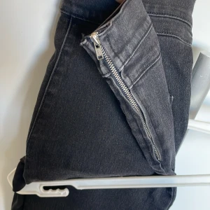 High waist tights skinny - High waist tights skinny från Cubus! Knappt använda. Mycket fina. Strl: S. Mörkgrå färg. Kedja finns vid ena midjan. 