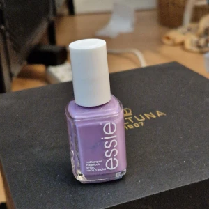 Lila Essie nagellack - Lila Essie nagellack, i princip helt full, endast använt någon gång.
