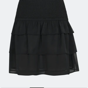 Volangkjol  - Superfin volangkjol från Kappahl barnavdelning💞 passar perfekt på mig som bär xs och är 160-165💞