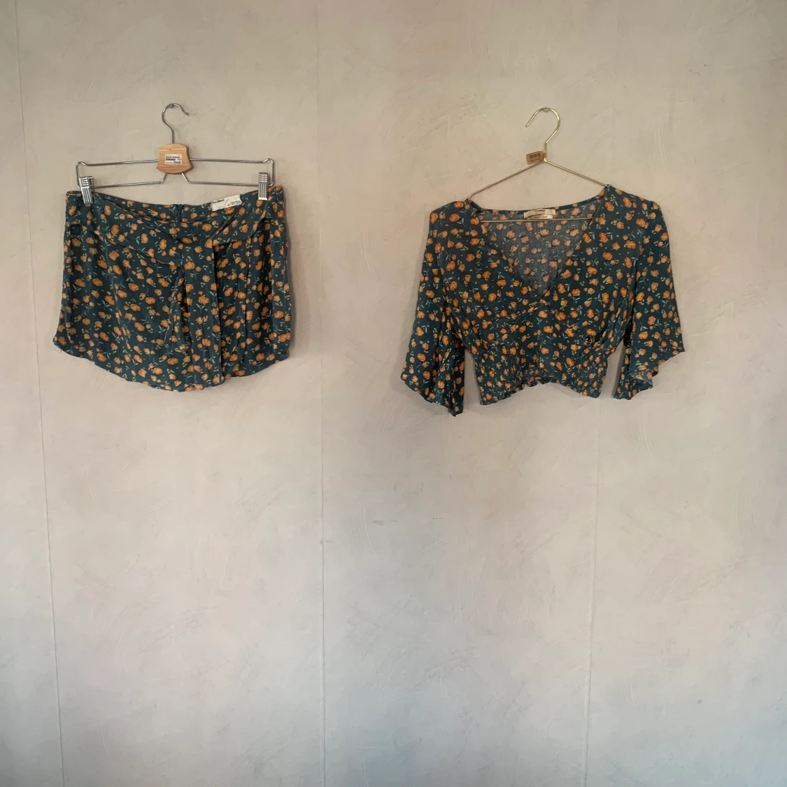 Jätte fint set med byxkjol och kort top 