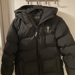 Trapstar jacka - Hej säljer min trapstar jacka då den är för liten för mig, jackan är inte så använd nästan helt ny. För mer funderingar kom dm.