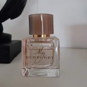 Säljer min parfym Burberry blush edp i 30ml då den inte kommer till användning. Har använt den lite men fortfarande mycket kvar i flaskan.💕