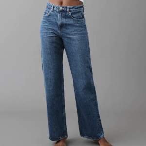 Säljer dessa fina högmidjade jeans från Gina tricot. Storlek 34. Använda fåtal gånger💕 Dm för frågor! 