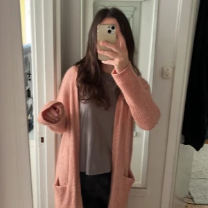 Cardigan tröja - Cardigan strl L men det passar fint till mig som är xs/S Fint och använder i bra skick 