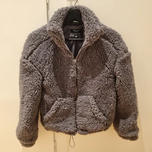 Teddyjacka  - Skitsnygg teddy jacka med foder från new look, använd 1-2 gånger då jag har flera haha.  Storlek 32/xs 