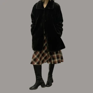 pälskappa (hatt på köpet) - pälsjacka (fejk). kan sättas på med spänne (ingen dragkedja). ett spänne saknas.   får matchande hatt på köpet :)