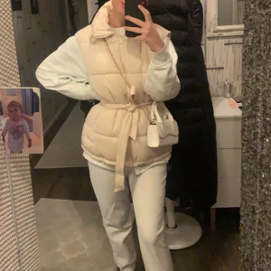 Pufferväst dam - Hej säljer min väst som är köpt från bikbok använd endast fåtal gånger och i helt nytt skick🤍🫧💞