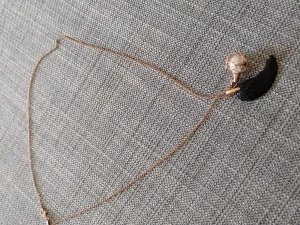 Äkta engelsrufer i rosegold - Ett äkta engelsrufer med svart vinge och en vit "ängelkallare". Ord pris 2700kr. Säljer den för 2500kr. Äkta roseguld. Ask ingår ochbdår står innebörden av halsbandet