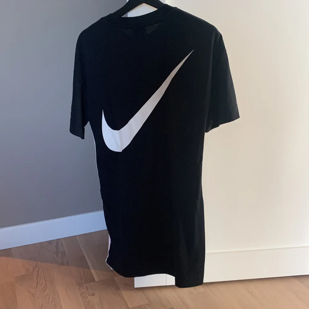 T-shirt klänning från Nike. Sparsamt använd, fint skick! Storlek XS. Med dragsko på sidan av klänningen.  Nypris 499:-. Klänningar.