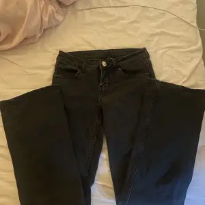 Svart/mörkgrå bootcut jeans, säljs då jag har många svarta jeans. 