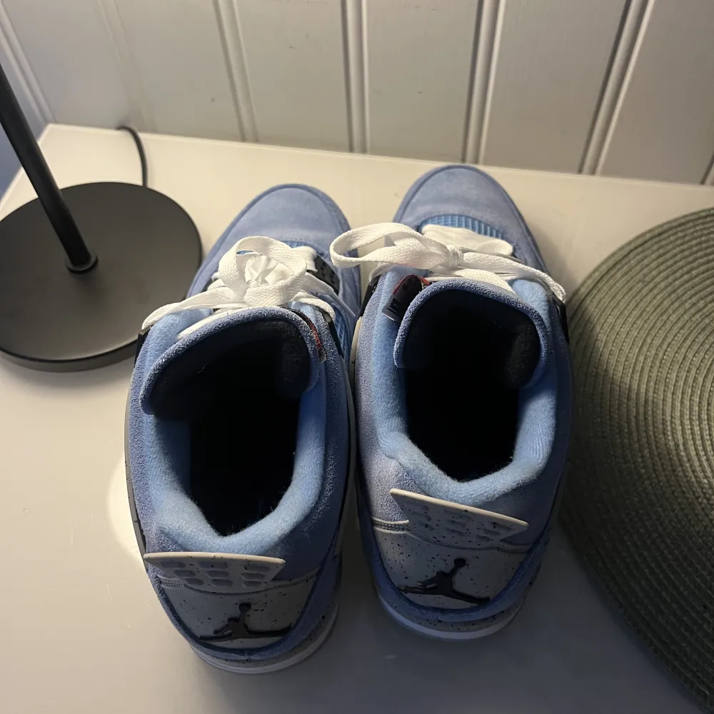 Säljer nu mina Jordan 4 university blue skor pågrund av att de var för små, helt nya, det är 1:1 kopia. Orginal box och blå snören medföljer. Hör av vid frågor. . Skor.