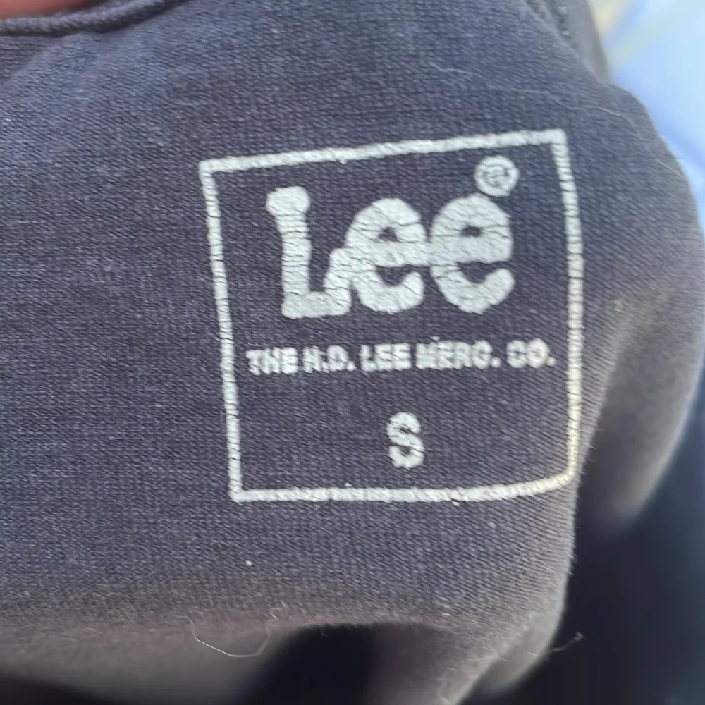 Snygg Lee t-shirt som är köpt på carling ca 2 år sedan. Pris 99 kr, storlek: S, skriv till mig för mer info 👍. T-shirts.