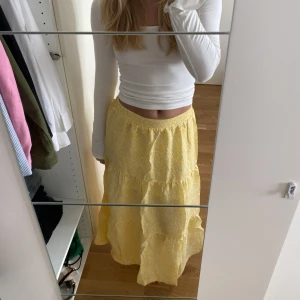 Blommig långkjol - En supersöt gul och vit blommig långkjol 