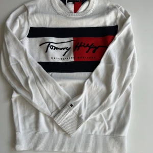Tommy Hillfiger tröja  - Vit Tommy Hillfiger tröja som är knappt använd. Storlek 152 (kille) 