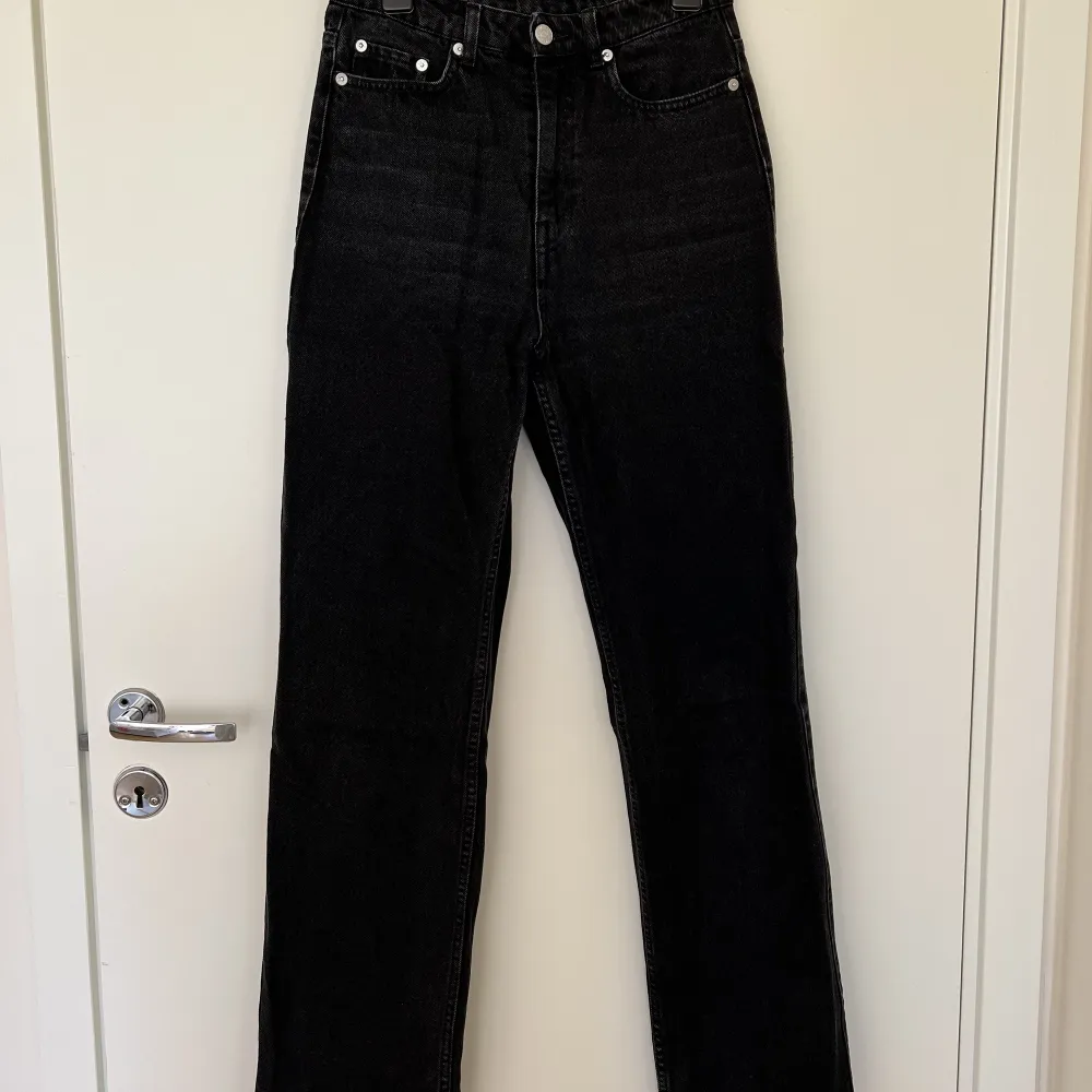 Raka jeans i tvättad svart färg från weekday. Modellen heter Rowe. . Jeans & Byxor.