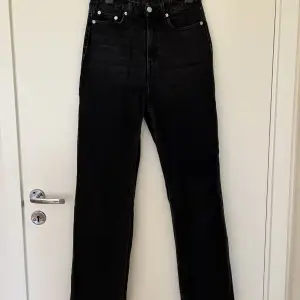 Raka jeans i tvättad svart färg från weekday. Modellen heter Rowe. 