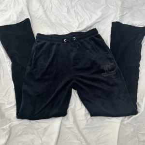 Snygga juicy couture byxor💙 - Säljer pga kommer aldrig till användning, använda fåtal gånger! Super bra  skick och sköna byxor!  PRIS KAN ÄNDAS! Skriv för mer bilder på byxorna!💙💙  Ny pris ca 600kr på rea💙