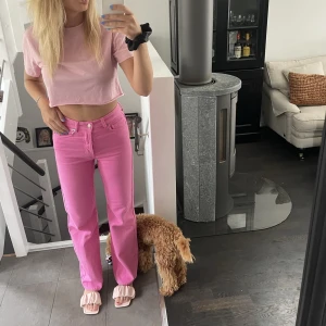 Rosa jeans 🩷 - Säljer dessa supercoola och fina rosa jeans! Passar mig som är 178 så de är väldigt långa och fina🩷