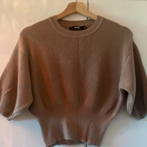 Tröja  - Så fin blusar ifrån bikbok aldrig använt ❤️❤️. Den är storlek m men passar även s 