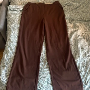 Bruna kostymbyxor - Här är ett par bruna kostymbyxor som är i bra skick, säljer dessa för dom inte kommer till användning 