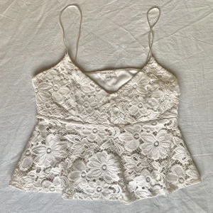 Coquette spetstopp!💋 - Supersöt coquette topp i vit spets med spagettistraps i satin!💋