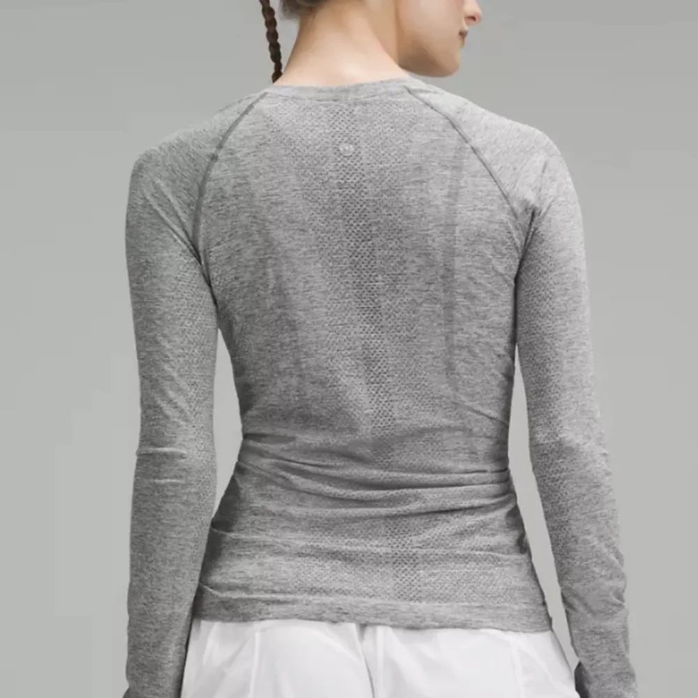 Långärmad träningströja från lululemon i modellen Swiftly tech. Säljes då den inte kommer till användning, använd 2 gånger. Nypris ca 905kr. . Hoodies.