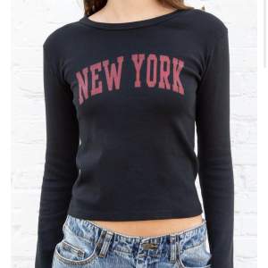 Säljer denna super fina långärmade Brandy Melville tröjan som inte kommer till användning 💘 Perfekt till hösten! Kan frakta eller mötas upp!! Skriv till mig om du har frågor eller vill ha fler bilder! (Mer grå i verkligheten än på bilden från hemsidan)