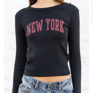 Mörkgrå långärmad Brandy Melville tröja - Säljer denna super fina långärmade Brandy Melville tröjan som inte kommer till användning 💘 Perfekt till hösten! Kan frakta eller mötas upp!! Skriv till mig om du har frågor eller vill ha fler bilder! (Mer grå i verkligheten än på bilden från hemsidan)