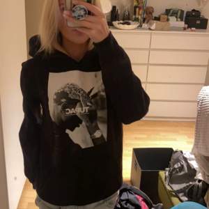 En 2Pac hoodie i super fin kvalitet! Skriv privat om du har frågor, pris går även att diskutera💕