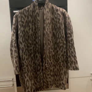 Kappa leopard - Nästan oanvänd kappa från & Other stories, stl 34🐆❤️