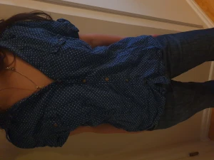 Prickig blus - En söt prickig blus från L.O.G.G/H&M Den är ostrykt o bilden så är lite skrynglig. Det står st 46 men funkar iaf på mig med 36/38