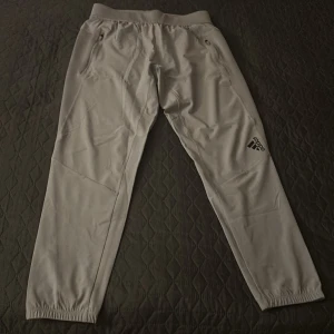 Adidas byxor - Jättesköna och fina adidas byxor. Använda ett fåtal gånger, säljes pga att de är för små.