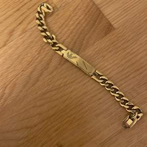 Helt snyggt och nytt Armani armband i guld 